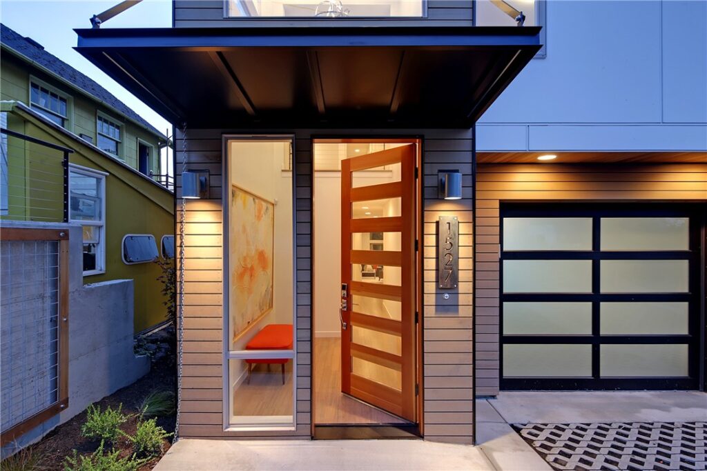 Modern Seattle Home: Panoramic Views & Open Floor Plan